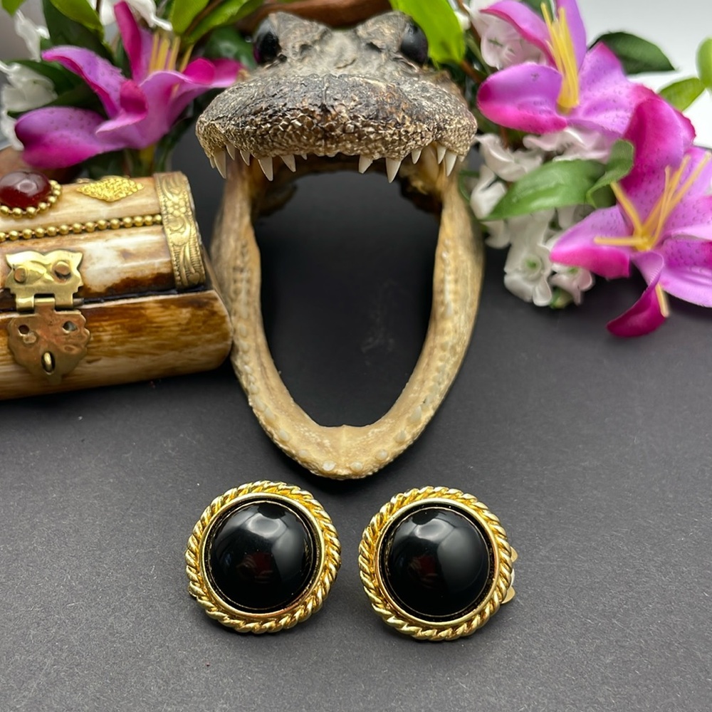 Paolo Gucci clip-on earrings 🔥